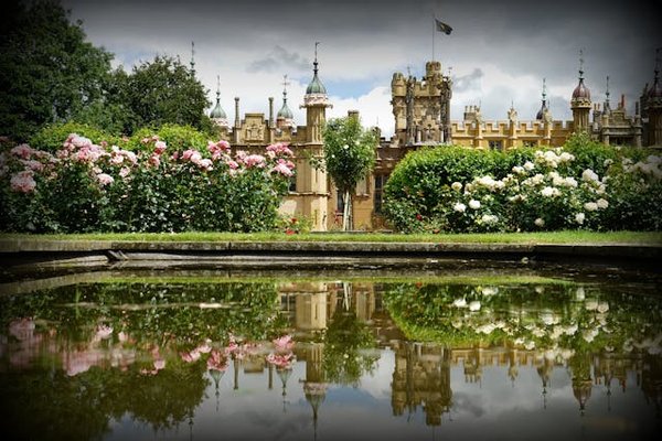 Comment organiser un séjour dans une maison de campagne en Espagne avec des ateliers de céramique et des visites de marché?