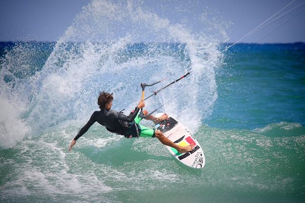 Quels sont les critères pour choisir une location de vacances en bord de mer avec des cours de kitesurf en Bretagne?