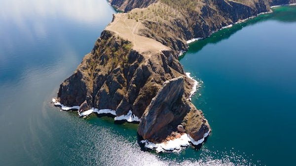 Comment organiser une randonnée autour du lac Baïkal en Russie, en hiver : équipements et itinéraires ?